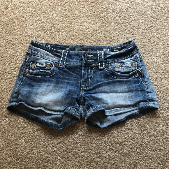 Miss Me Shorts Size 25 - Picture 2 of 6